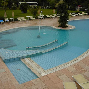 Piscina hotel in pietra e marmo